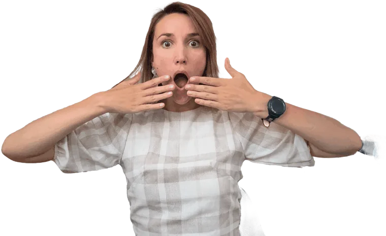 Marie tapándose la boca con las dos manos